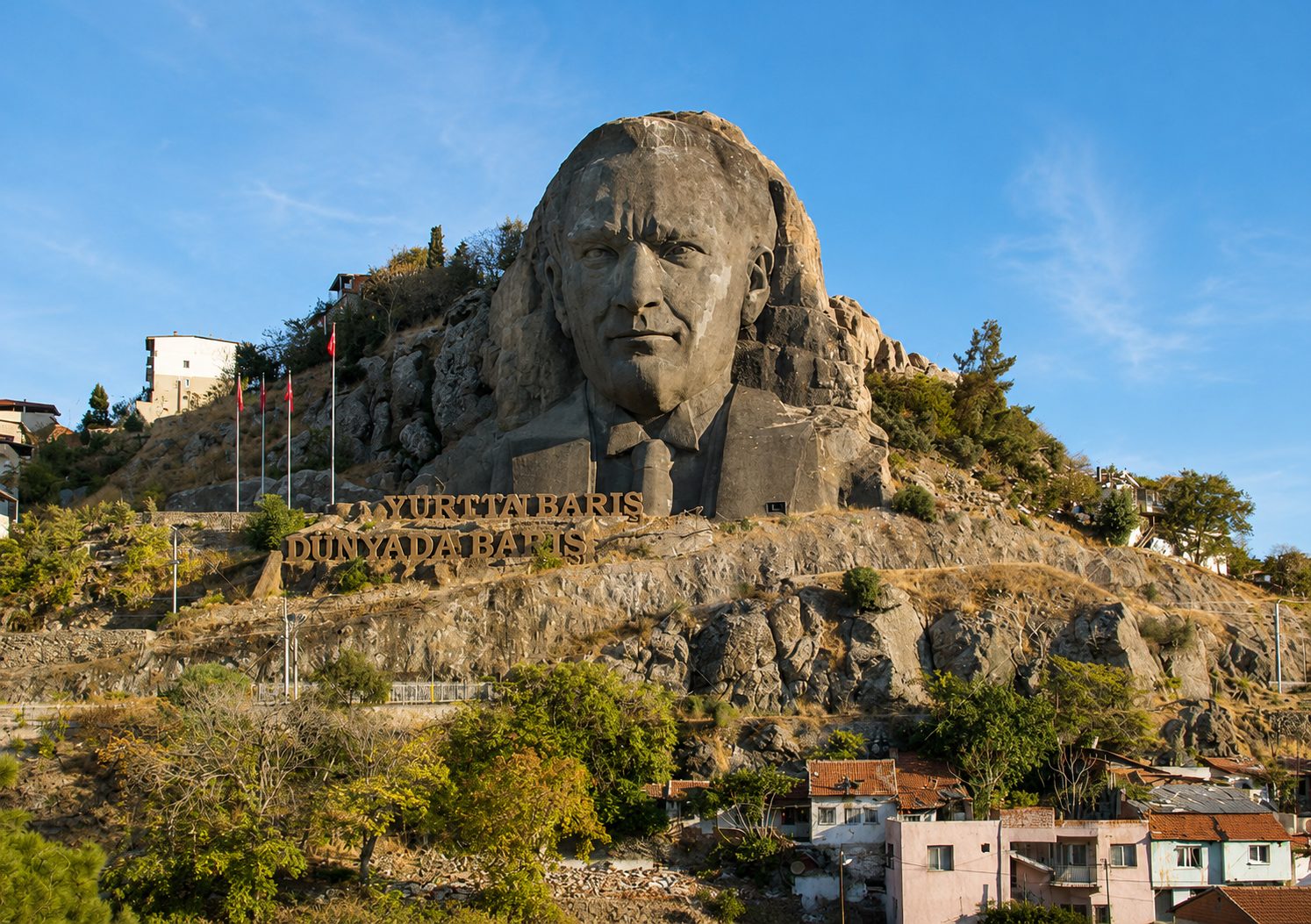 Het in de rots uitgehouwen portret van Atatürk op de heuvel bij Kusadasi
